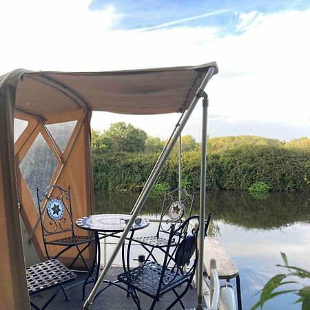 Dutch Cruiser Ship On A Tranquil Secluded River トンブリッジ エクステリア 写真