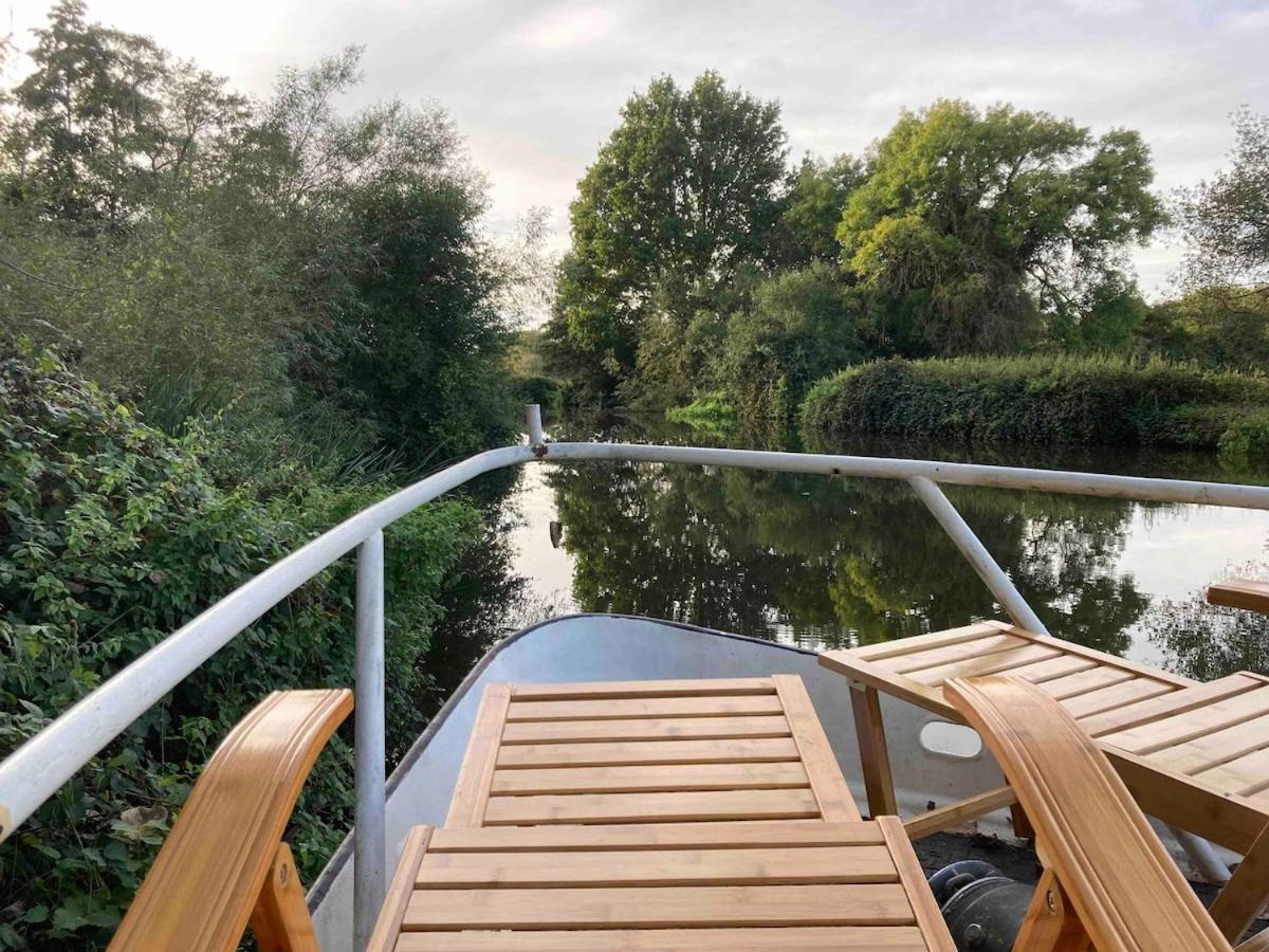 Dutch Cruiser Ship On A Tranquil Secluded River トンブリッジ エクステリア 写真