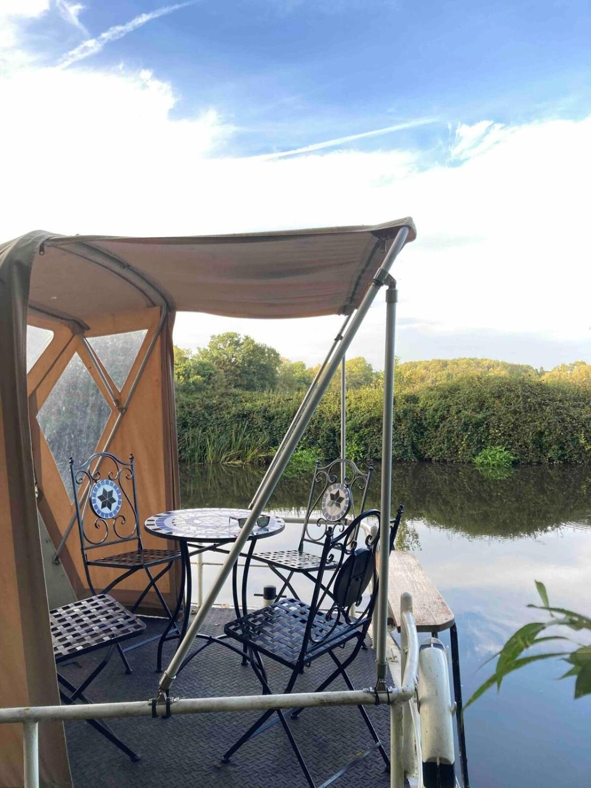Dutch Cruiser Ship On A Tranquil Secluded River トンブリッジ エクステリア 写真