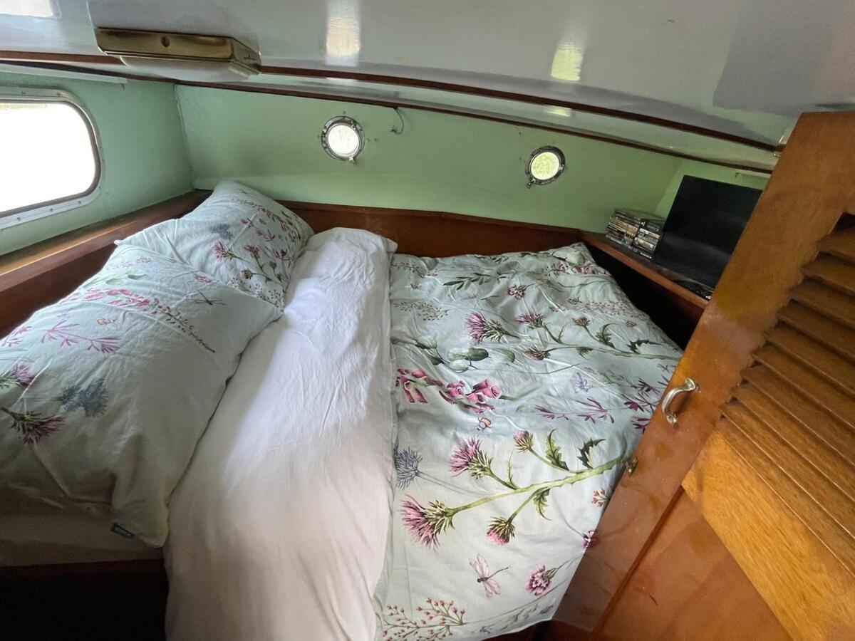 Dutch Cruiser Ship On A Tranquil Secluded River トンブリッジ エクステリア 写真