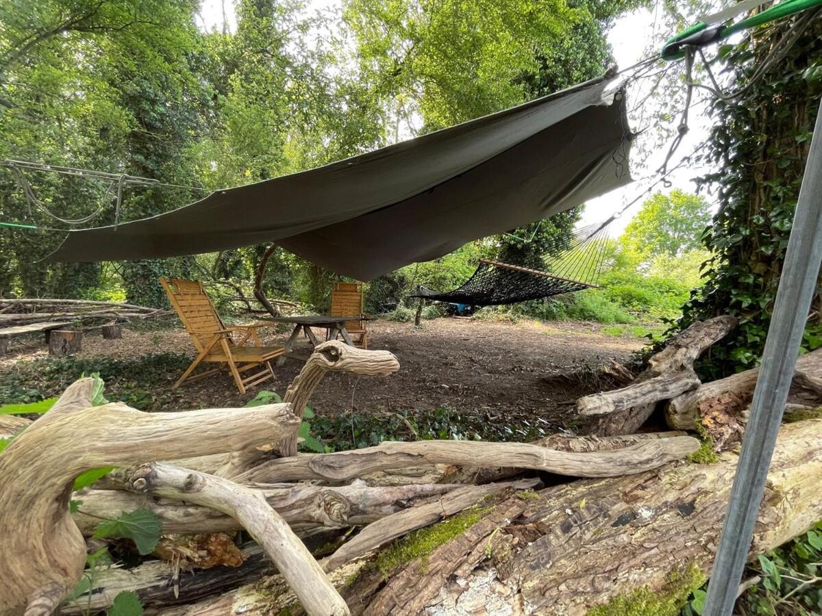 Dutch Cruiser Ship On A Tranquil Secluded River トンブリッジ エクステリア 写真
