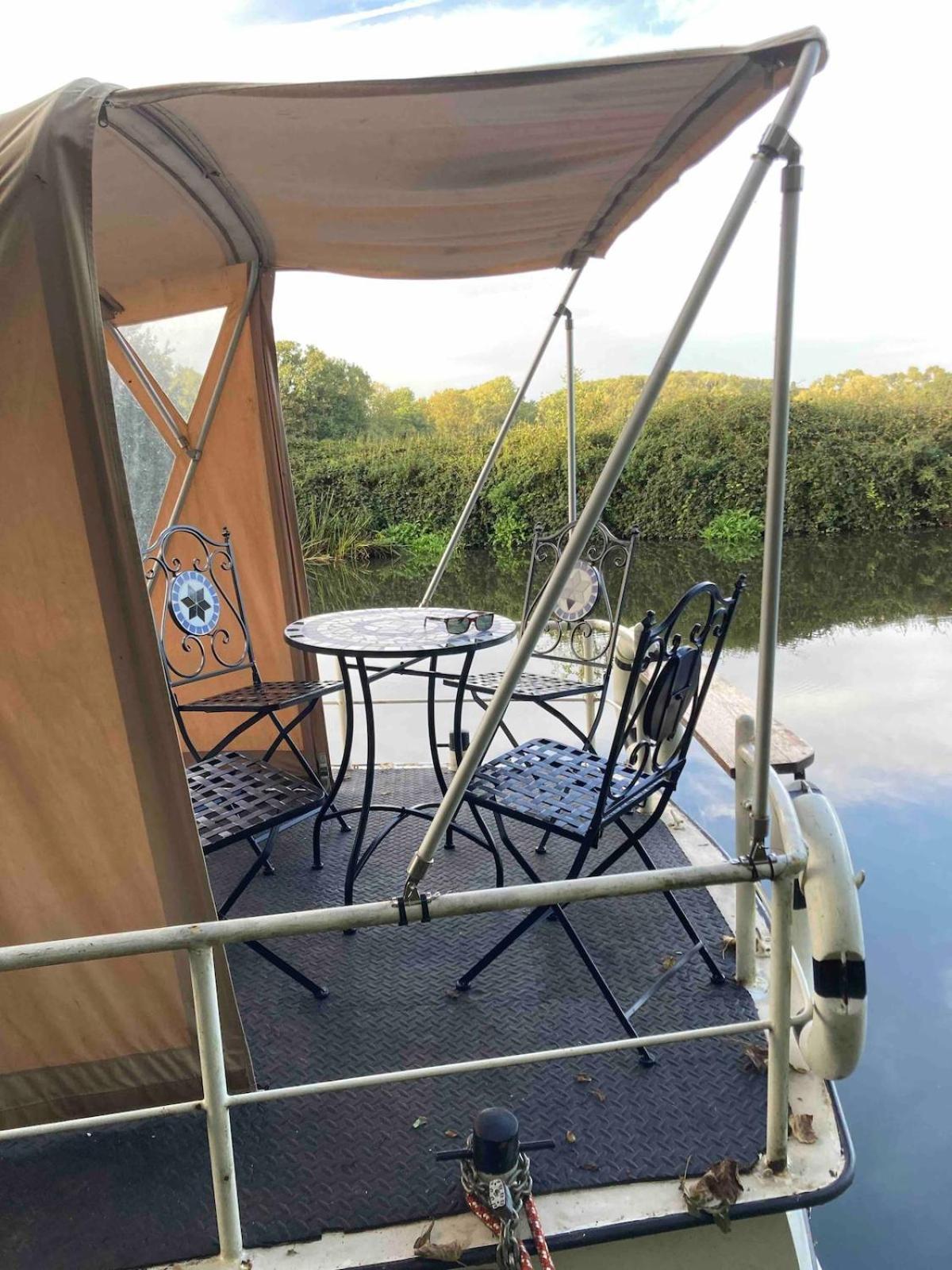 Dutch Cruiser Ship On A Tranquil Secluded River トンブリッジ エクステリア 写真