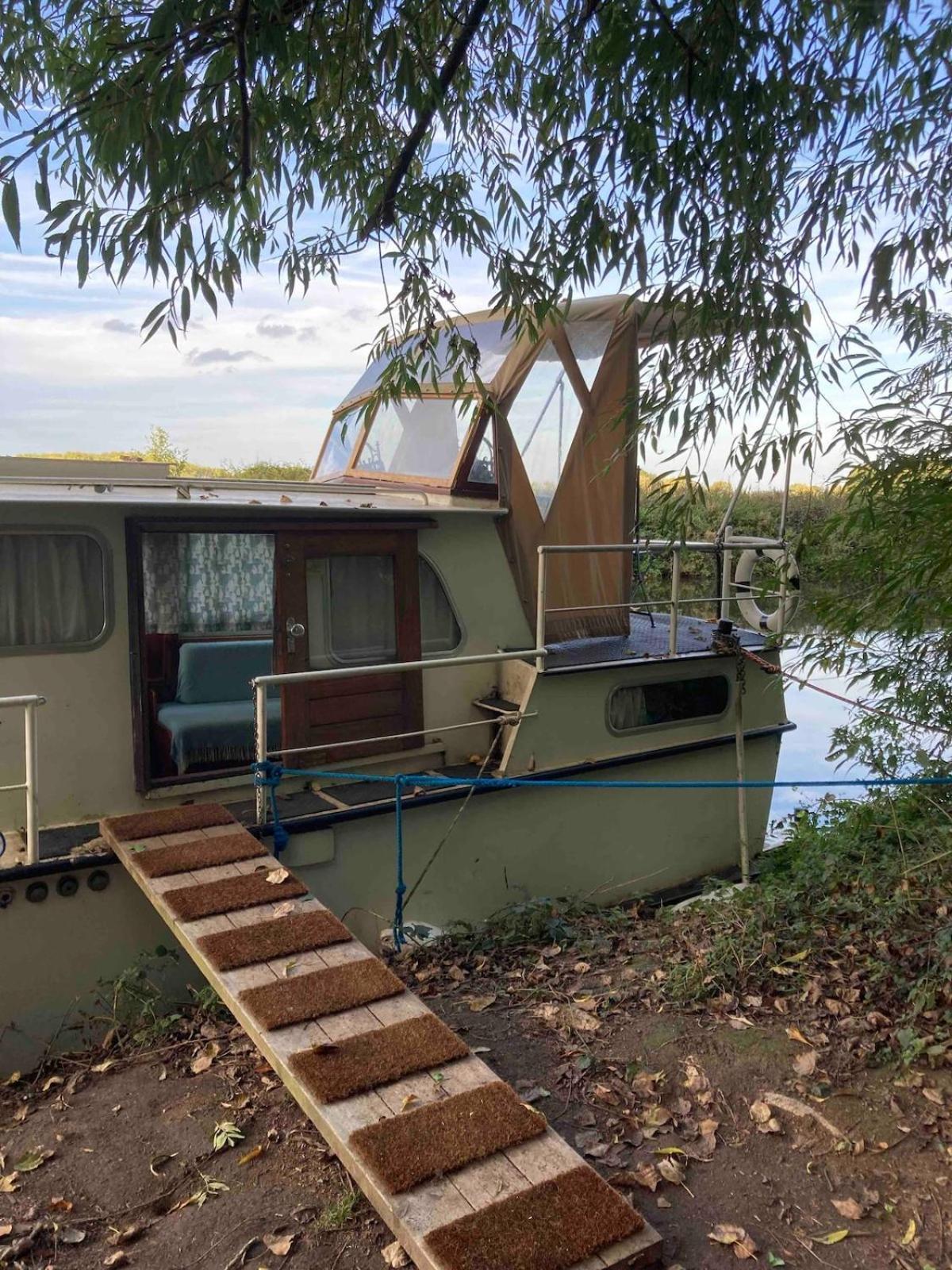 Dutch Cruiser Ship On A Tranquil Secluded River トンブリッジ エクステリア 写真