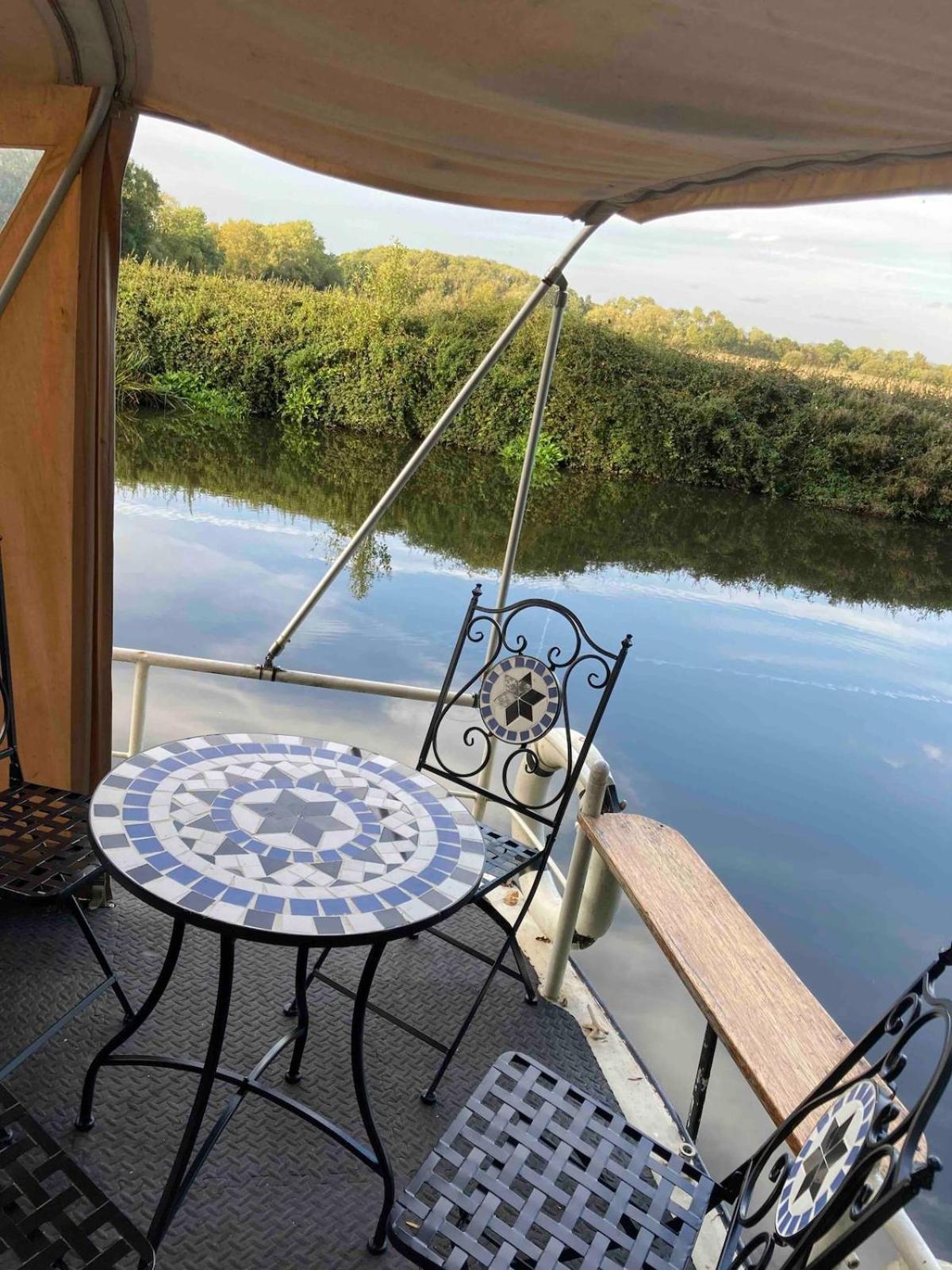 Dutch Cruiser Ship On A Tranquil Secluded River トンブリッジ エクステリア 写真