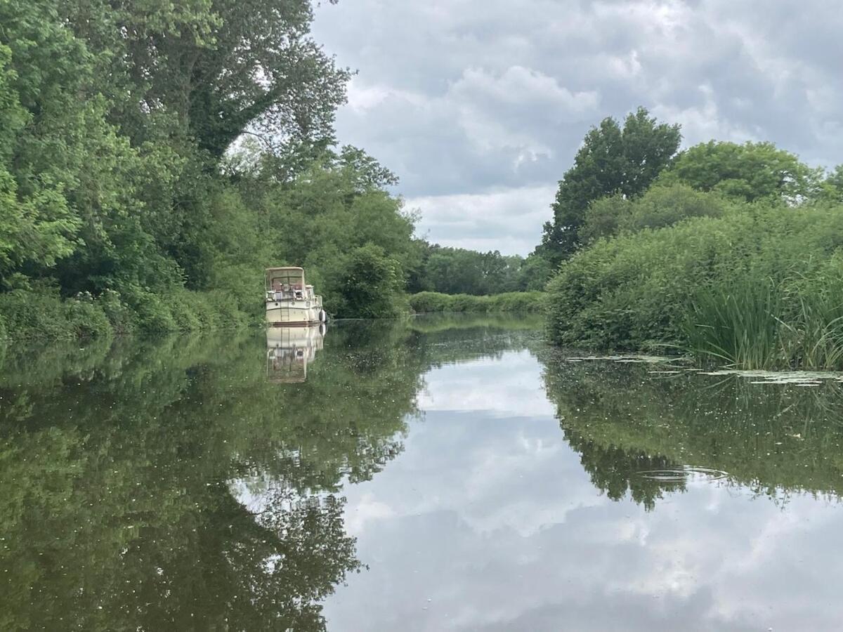 Dutch Cruiser Ship On A Tranquil Secluded River トンブリッジ エクステリア 写真