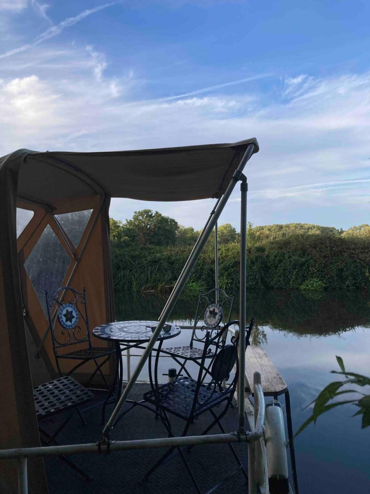 Dutch Cruiser Ship On A Tranquil Secluded River トンブリッジ エクステリア 写真