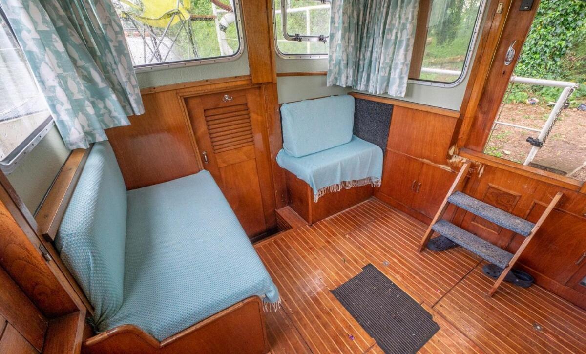 Dutch Cruiser Ship On A Tranquil Secluded River トンブリッジ エクステリア 写真