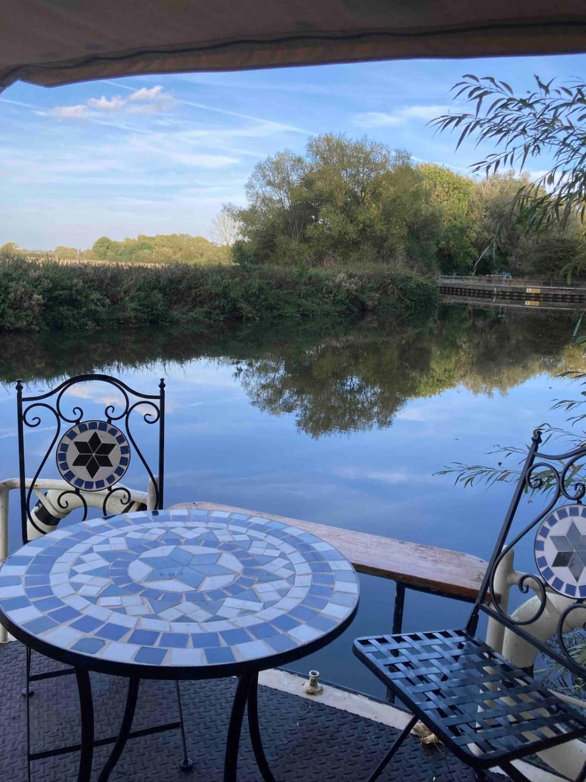 Dutch Cruiser Ship On A Tranquil Secluded River トンブリッジ エクステリア 写真